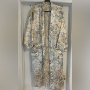 Gorgeous pure silk vintage Liz Claiborne floral silk Kimono/ Robe